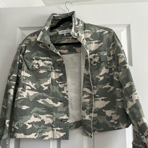 John - Jenn - Camouflage short jacket with oversized pockets